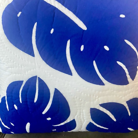 Royal Hawaiian 🌺 Blue and White Quilted Bedding with Botanical Motifs - Picture 4 of 7